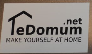White sticker with text saying "TeDomum.net, make yourself at home"